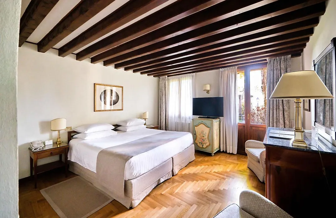 Hotel Villa Cipriani-1
